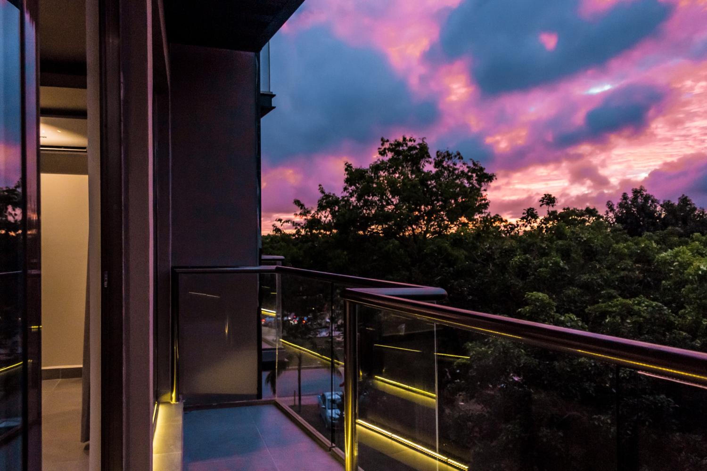 Atardecer desde un balcón del hotel