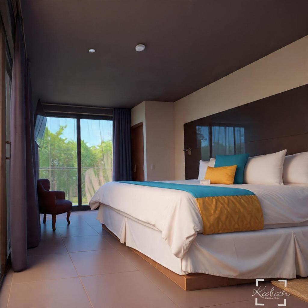 Habitación con balcón y vista verde