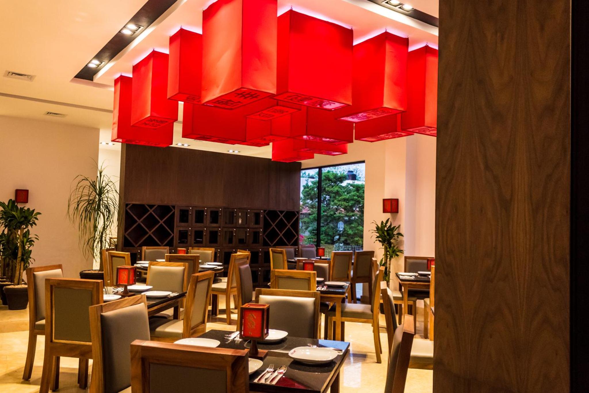 Restaurante China Girl con lámparas rojas