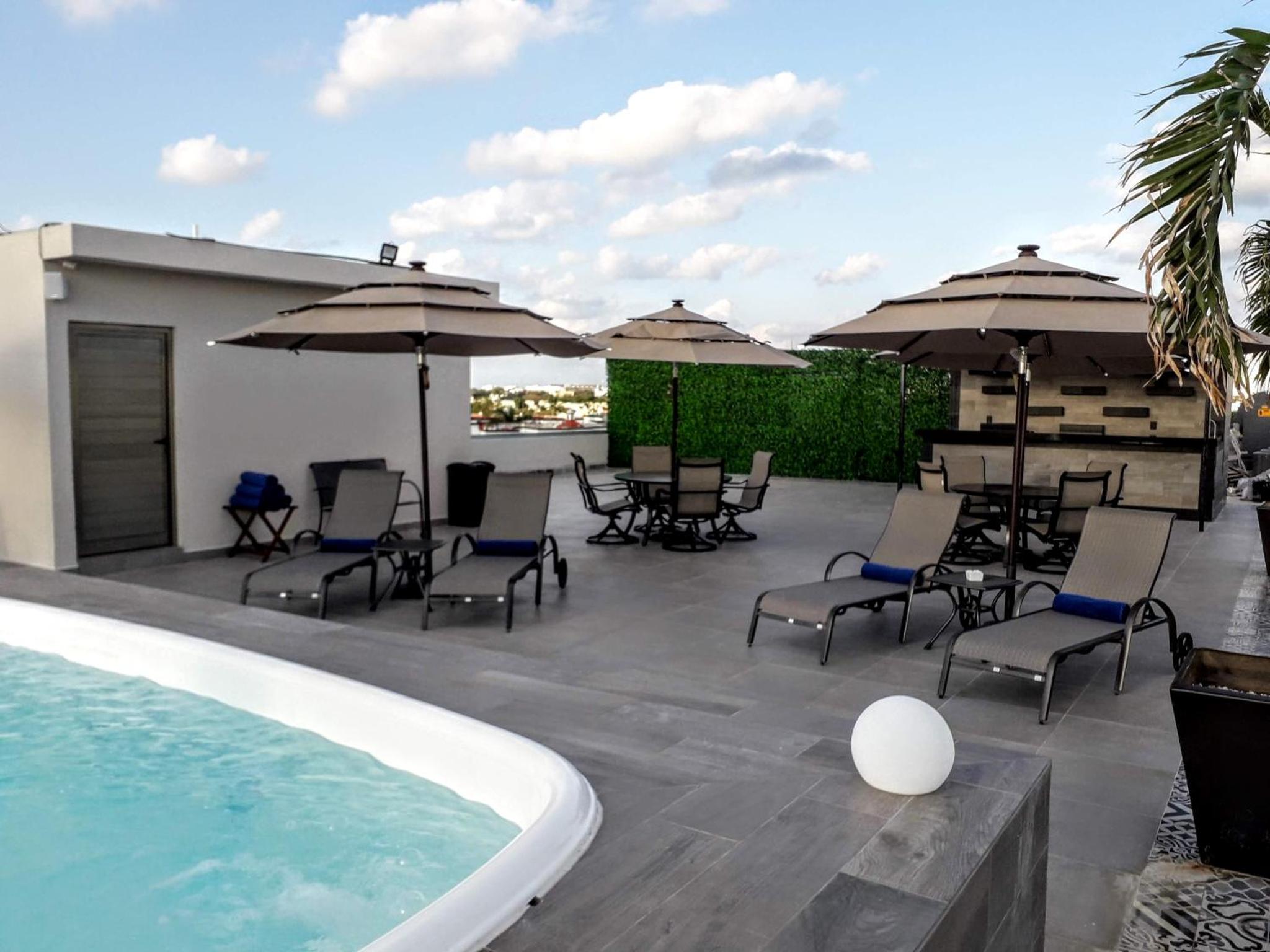 Rooftop con alberca y camastros